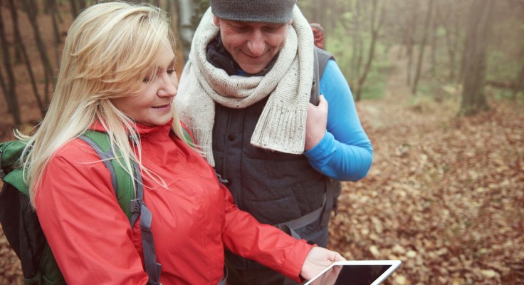 mature-couple-digital-tablet_329181-19872